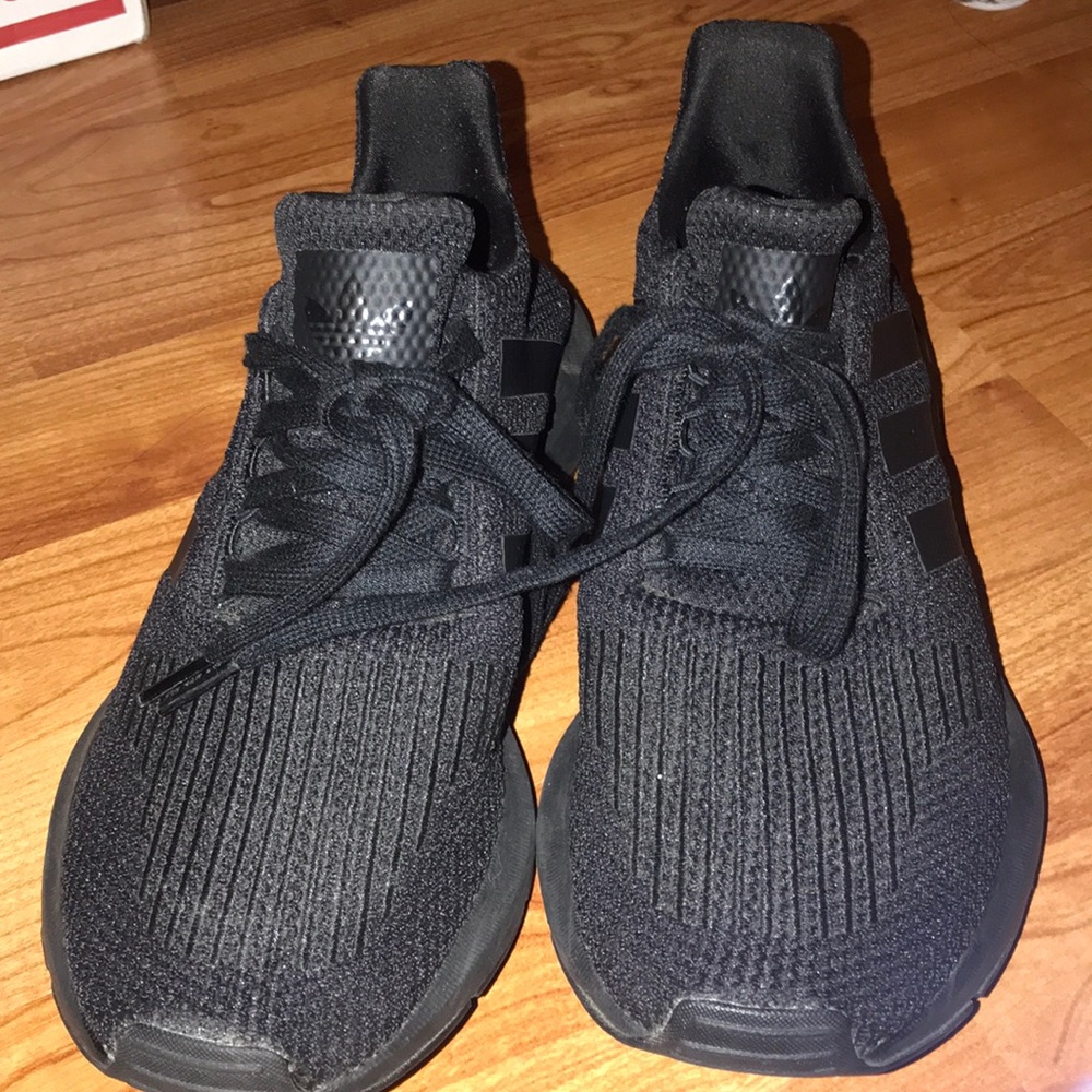 ADIDAS ALL BLACK SWIFT RUN SNEAKERS